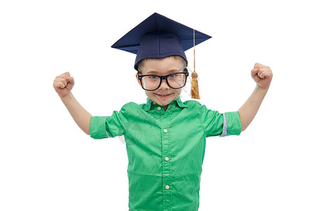 扔帽子毕业男孩童,学校,教育,知识人的快乐的男孩学士帽沙浆板眼镜强壮的手背景