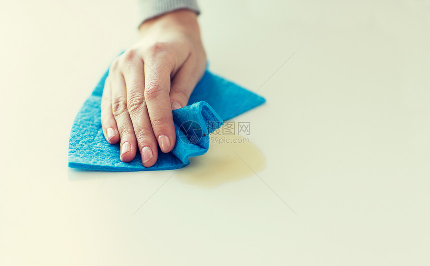 人,家务家务妇女手清洁点桌子表与布家图片