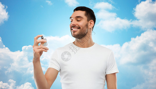 香水,美丽人的快乐的微笑轻人与男香水蓝天云的背景图片