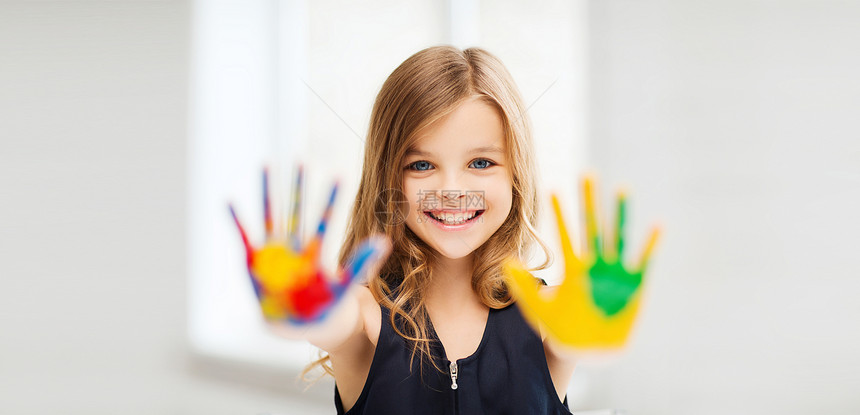 教育,学校,艺术痛苦的微笑的小学生女孩学校展示彩绘的手图片