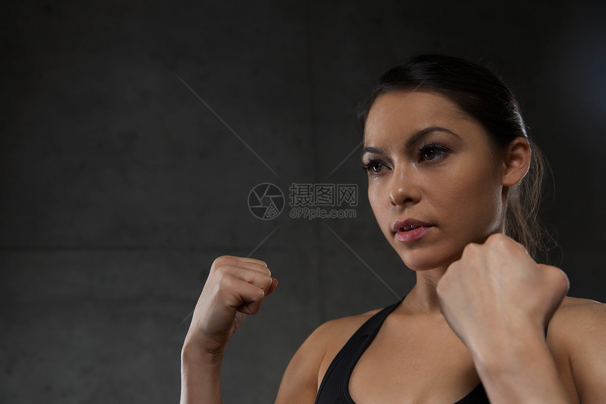 运动,健身,武术人的女人握拳打架健身房图片