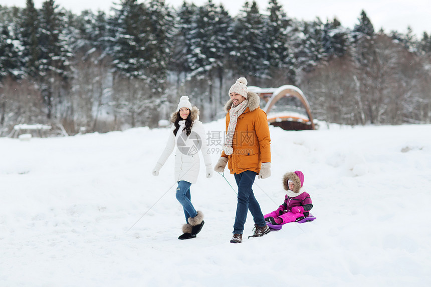 父母,时尚,季节人的幸福的家庭与孩子乘坐雪橇冬季森林散步图片