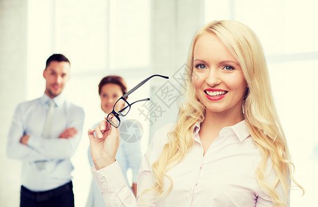 商业,队合作人的微笑的女商人,学生秘书戴眼镜办公室群同事的背景图片
