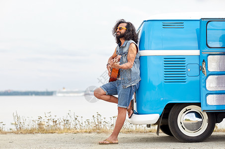 自然,夏天,青文化,音乐人的轻的嬉皮士海滩上弹吉他小型货车上唱歌图片