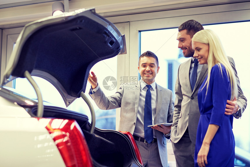 汽车业务,汽车销售,技术人的快乐夫妇与汽车经销商车展沙龙图片