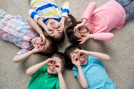 童,时尚,友谊人的快乐的孩子鬼脸,玩得开心,躺地板上围成圆圈图片