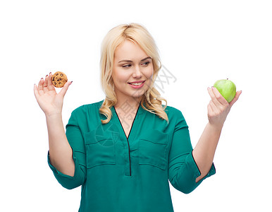 健康饮食,垃圾食品,饮食选择人的微笑的女人选择苹果饼干图片