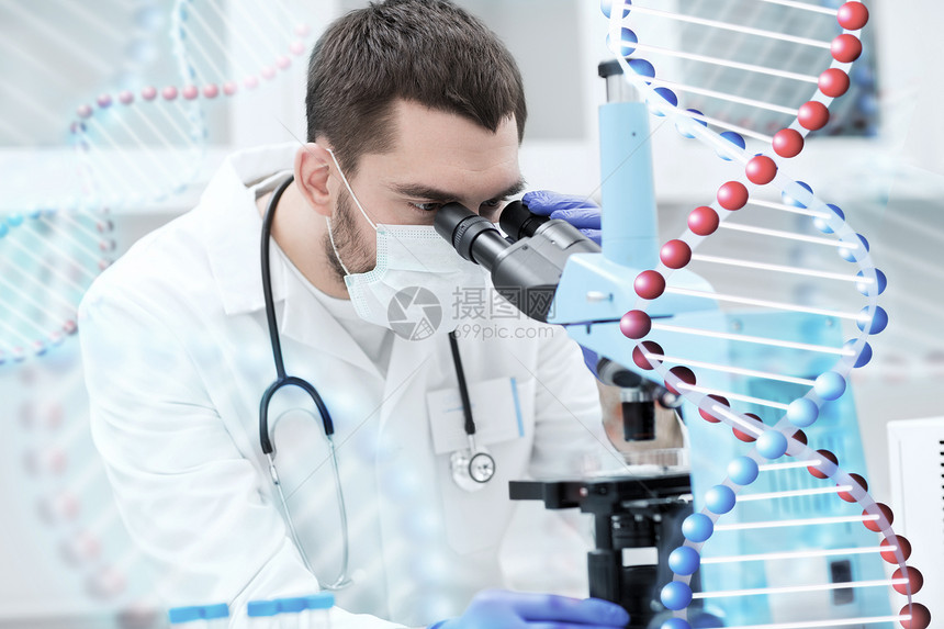 科学医学技术生物学人的轻的男科学家显微镜寻找样本,并临床实验室进行DNA分子结构的测试研究图片
