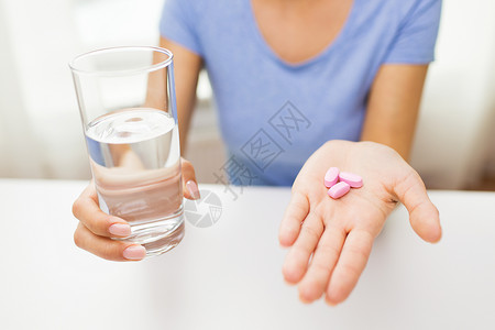 健康的饮食,药物,保健,食物补充剂人的密切妇女的手药丸水璃家里图片