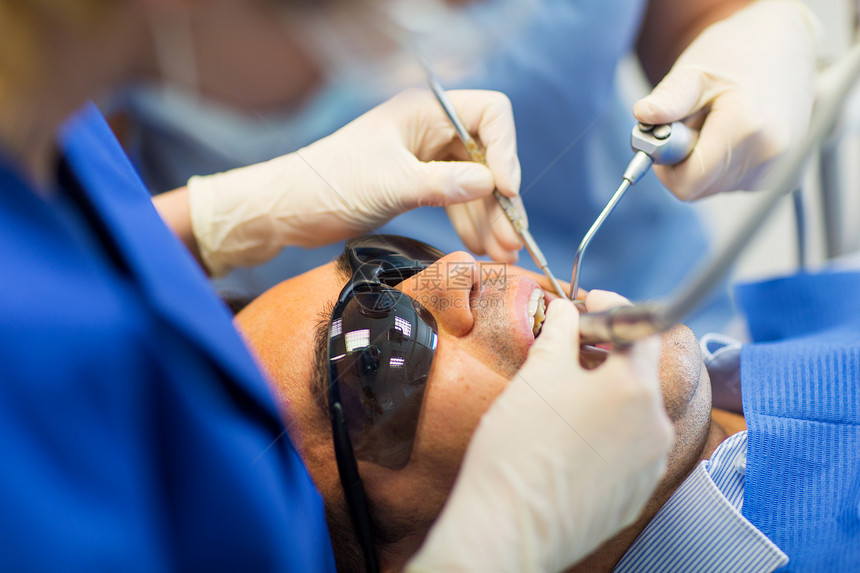 人,医学,口腔医学保健密切牙医助理手与牙科诊所治疗男患者牙齿图片