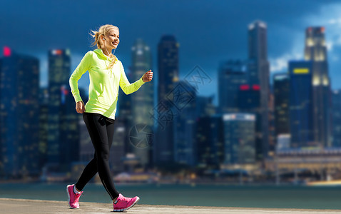 健身,运动,人健康的生活方式快乐的女人慢跑城市街道背景图片