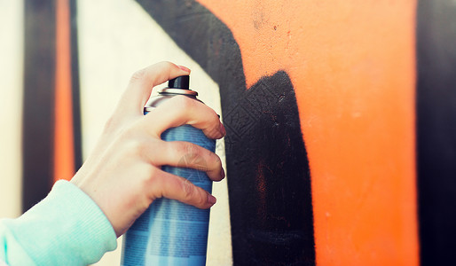 人艺术创造力青文化理念街道墙上用喷漆手绘涂鸦图片