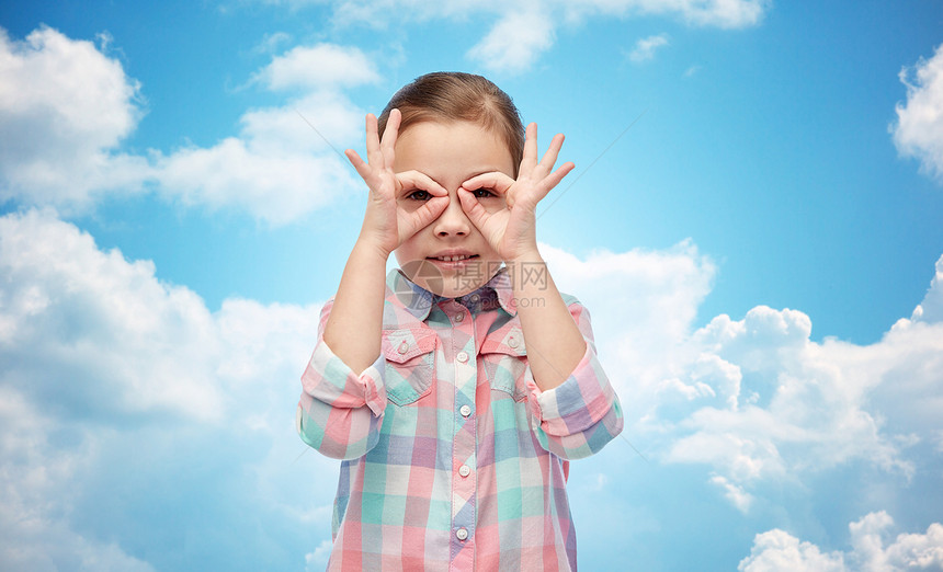 童,趣,手势人的快乐的小女孩蓝天云彩的背景上脸图片