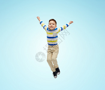 快乐,童,自由,运动人的快乐的小男孩蓝色背景下空中跳跃图片