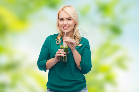 健康饮食,素食,饮食,排人们的微笑的轻女人喝绿色蔬菜汁冰沙璃绿色的自然背景图片