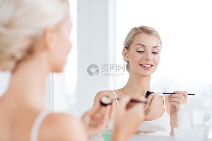 美容,化妆,化妆品,早晨人的轻的女人用化妆刷涂眼影,家里的浴室照镜子图片