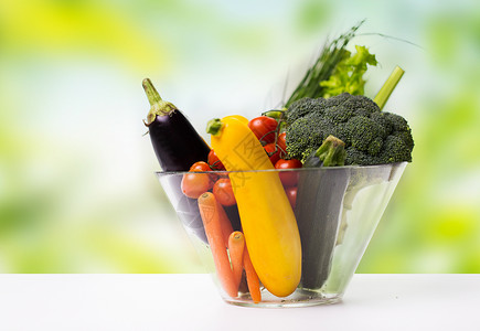 饮食,蔬菜食品,健康饮食物品的成熟的蔬菜璃碗上的绿色自然背景图片