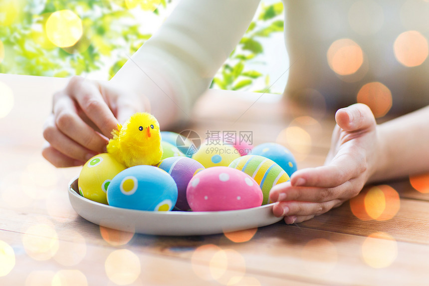 复活节,假日,传统人们的密切妇女的手与彩色复活节鸡蛋盘子上图片