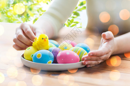 复活节,假日,传统人们的密切妇女的手与彩色复活节鸡蛋盘子上图片
