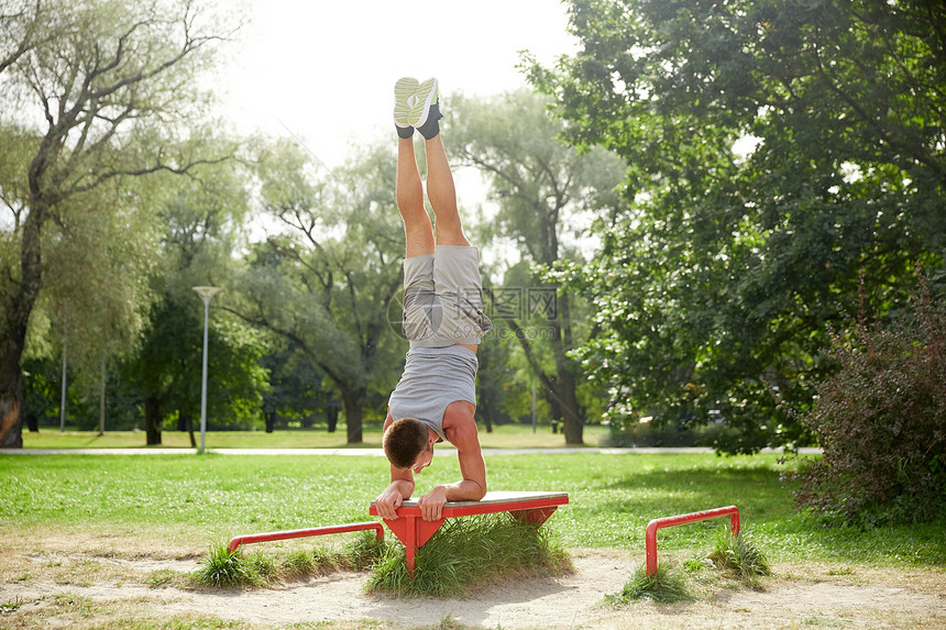健身,运动,训练生活方式的轻人夏季公园的长凳上锻炼图片