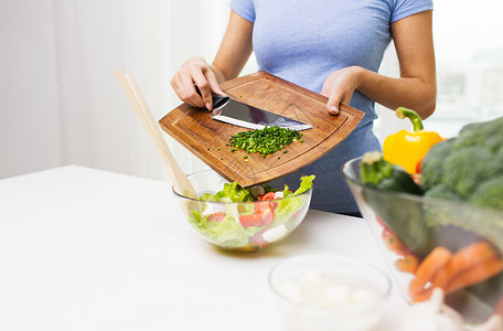 健康的饮食,烹饪,素食,饮食人的密切妇女添加切碎的洋葱沙拉图片