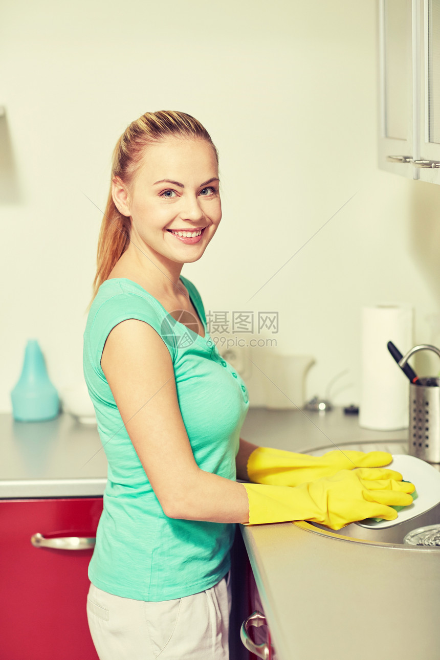 人,家务家务快乐的女人戴着防护手套家里厨房洗碗图片