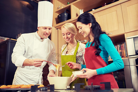烹饪课,烹饪,包店,食物人的快乐的群女男厨师厨房烘焙松饼图片