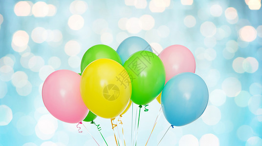 节日,生日,派装饰堆充气的彩色氦气球蓝光背景上图片