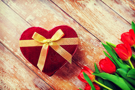 鲜花,情人节假日红色郁金香心形巧克力盒木桌上高清图片