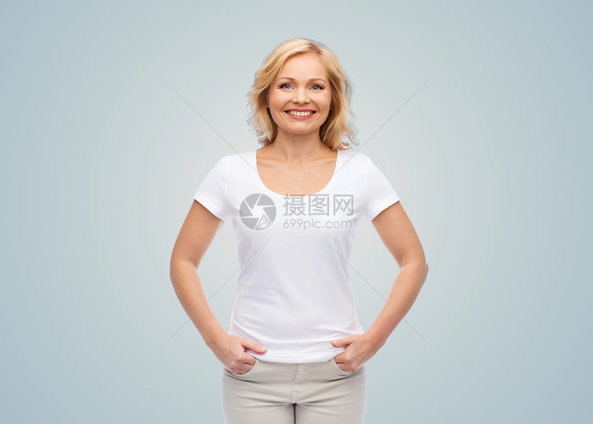 幸福人们的微笑的女人灰色背景的空白白色t恤微笑的女人穿着空白的白色T恤图片
