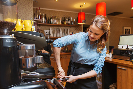 设备,咖啡店,人技术咖啡师妇女咖啡馆酒吧餐厅厨房用机器煮咖啡图片