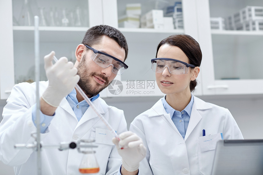 科学,化学,技术,生物学人的轻的科学家与吸管试管制作研究临床实验室图片
