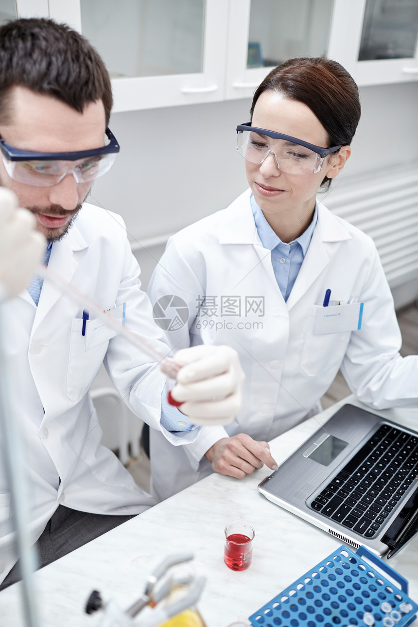 科学,化学,技术,生物学人的轻的科学家与吸管璃制造测试研究临床实验室图片