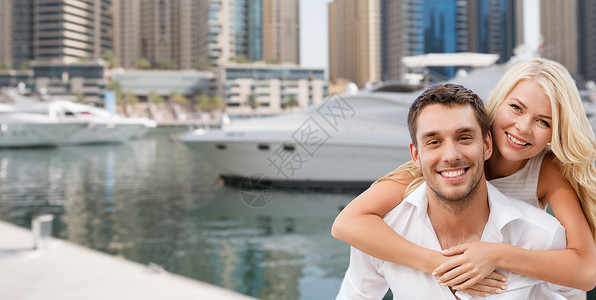 暑假,旅游,度假,旅游约会快乐的夫妇迪拜城市海港海滨背景下玩得很开心图片