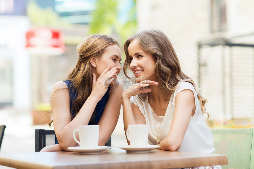 人,沟通友谊的微笑的轻妇女喝咖啡茶,户外咖啡馆闲聊图片