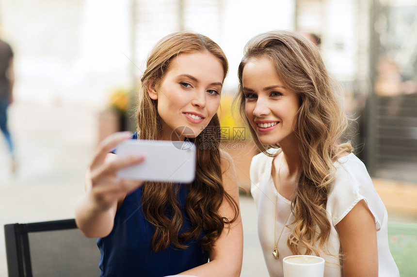 技术,生活方式,友谊人的快乐的轻妇女十几岁的女孩与智能手机咖啡杯户外咖啡馆自拍图片