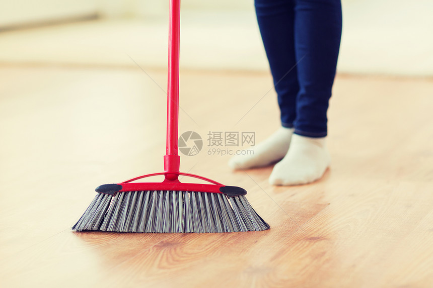 人,家务,清洁家务妇女的腿与扫帚扫地家图片