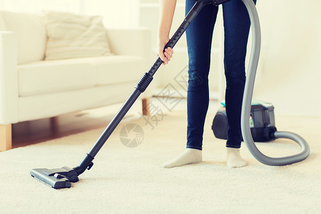人,家务家务妇女与腿吸尘器清洁地毯家里图片