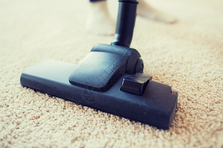 人,家务家务吸尘器喷嘴清洁地毯家图片