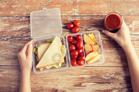 健康的饮食,储存,饮食人们的密切妇女的手与食品塑料容器家里厨房图片