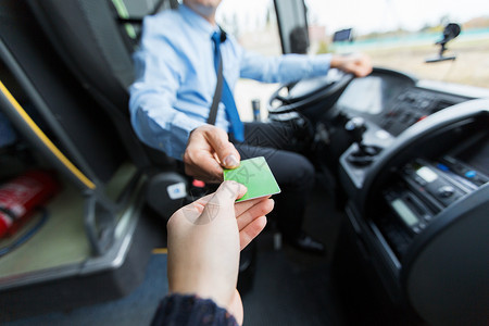 运输,旅游,道路旅行人的公共汽车司机乘客那里取票塑料卡图片