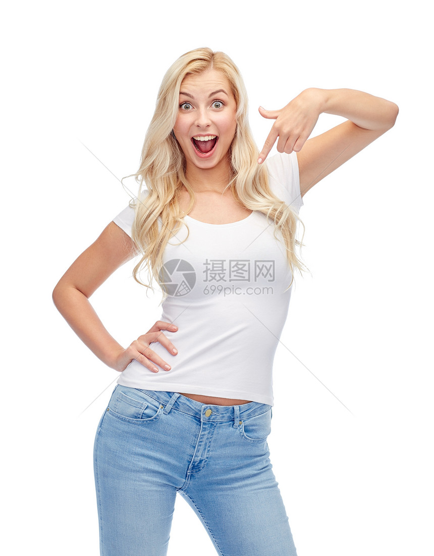 情感,表情,广告人的快乐微笑的轻女人十几岁的女孩穿着白色T恤指向自己图片