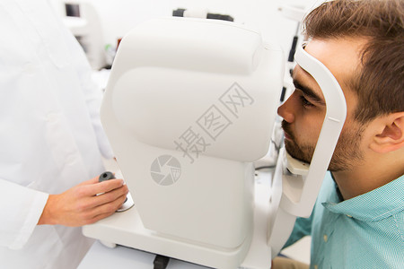 角膜测量学光学保健医学人视力技术眼科诊所光学商店用自动拖拉机检查病人视力的验光师背景