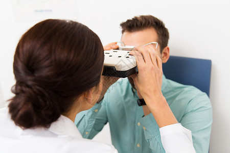 保健医学人视力技术眼科诊所光学商店用瞳孔仪检查病人眼压图片