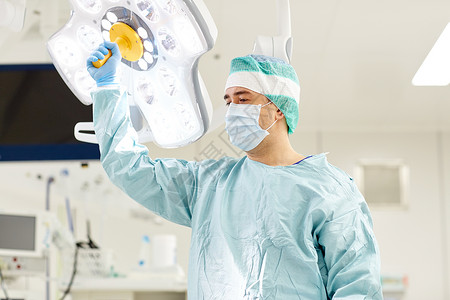 外科,医学人的外科医生口罩调整灯手术室医院图片