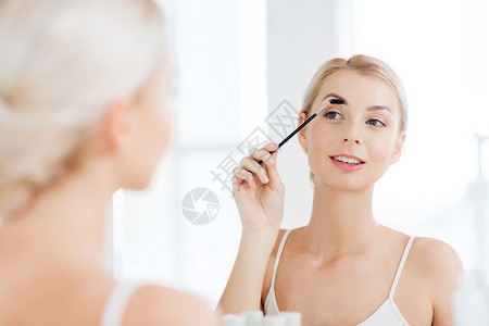 美丽,化妆,早上人的轻的女人刷眉镜子家里的浴室图片