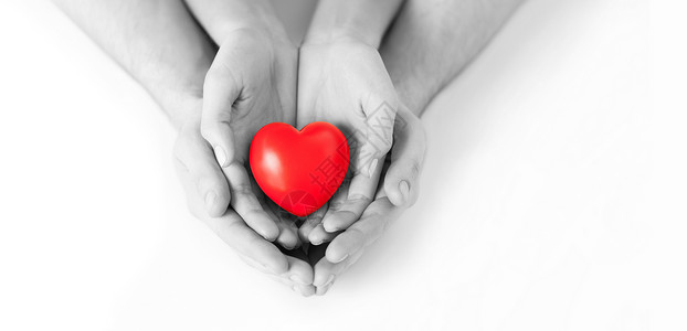健康,爱关系的亲密的双手与大红心背景图片