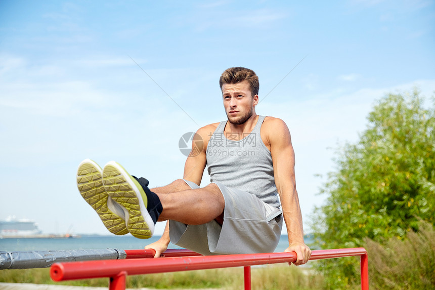 健身,运动,锻炼,训练生活方式的轻人夏季公园的双杠上腹部运动图片