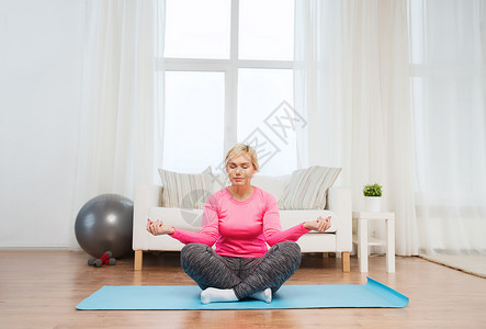 健身,运动,人健康的生活方式快乐加上大小的女人家里的垫子上伸展腿图片