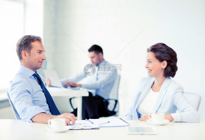 微笑的女商人商人办公室讨论些事情男人女人办公室讨论什么图片